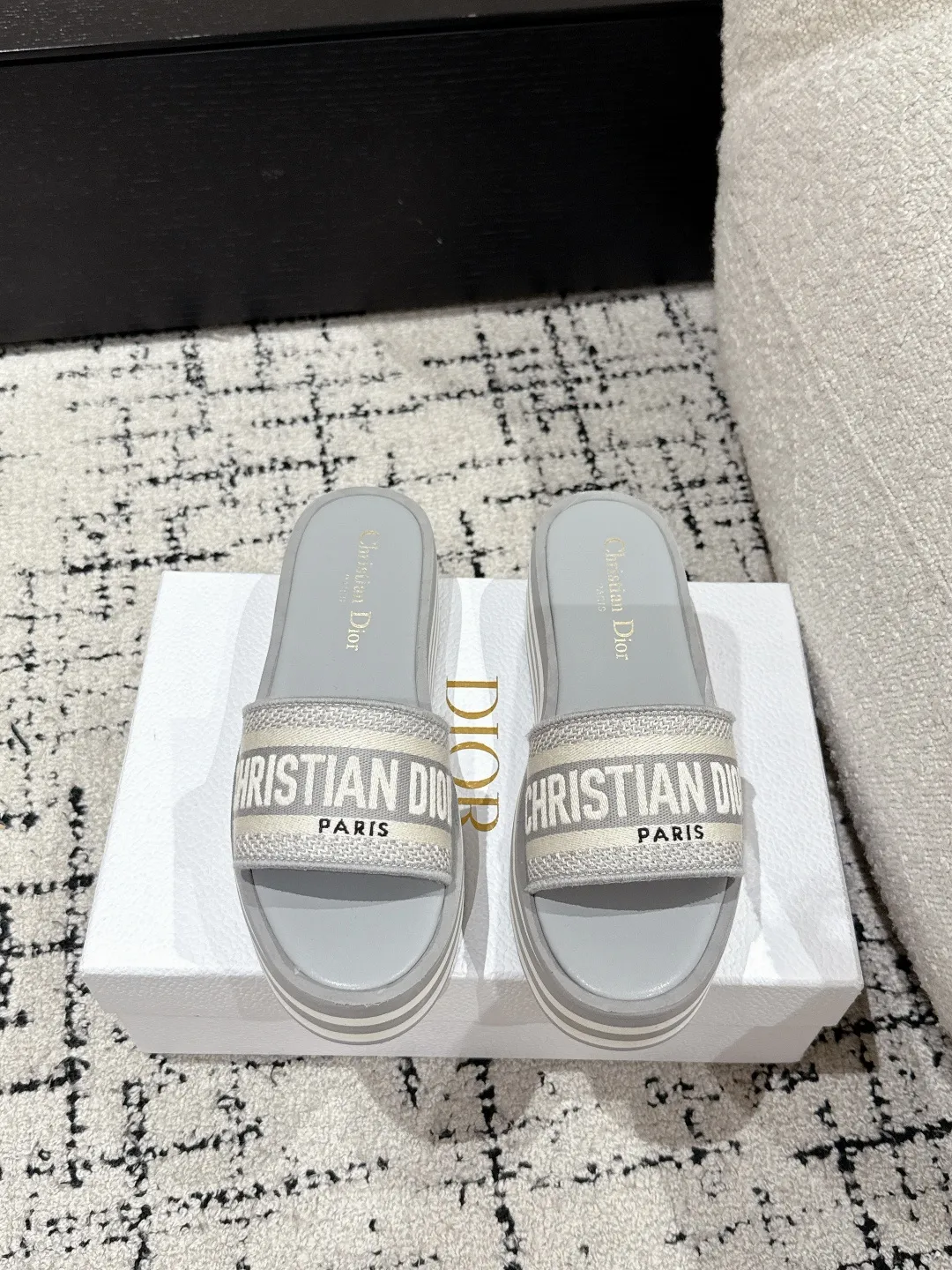 👟👟Ex-factory price 440👟👟 DIOR Dway fabric embroidered logo open toe 7cm thick sole one-word strap slippers CD letter logo three-dimensional embroidery thick bottom round toe open toe slippers The original development of the top version on the market, soft and delicate foot feel, extremely comfortable.  ✔️Upper: imported electro-embroidered cotton technical fabric ✔️Inner lining: water-dyed cowhide foot pad lining ✔️Outsole: original combination outsole ✔️Sole thickness: 7cm ✔️Size: #35-41 (40.41. Customized, non-refundable and non-exchangeable)